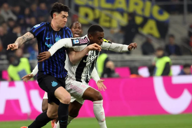 Alessandro Bastoni, difensore dell'Inter, e Pierre Kalulu, difensore della Juventus, a duello