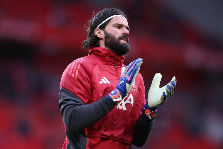 Alisson in porta con il Liverpool