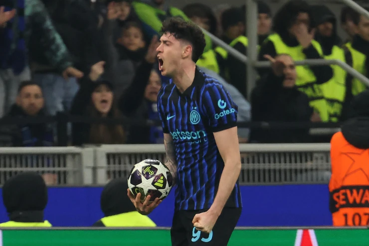 Bastoni esulta dopo un gol in Champions League