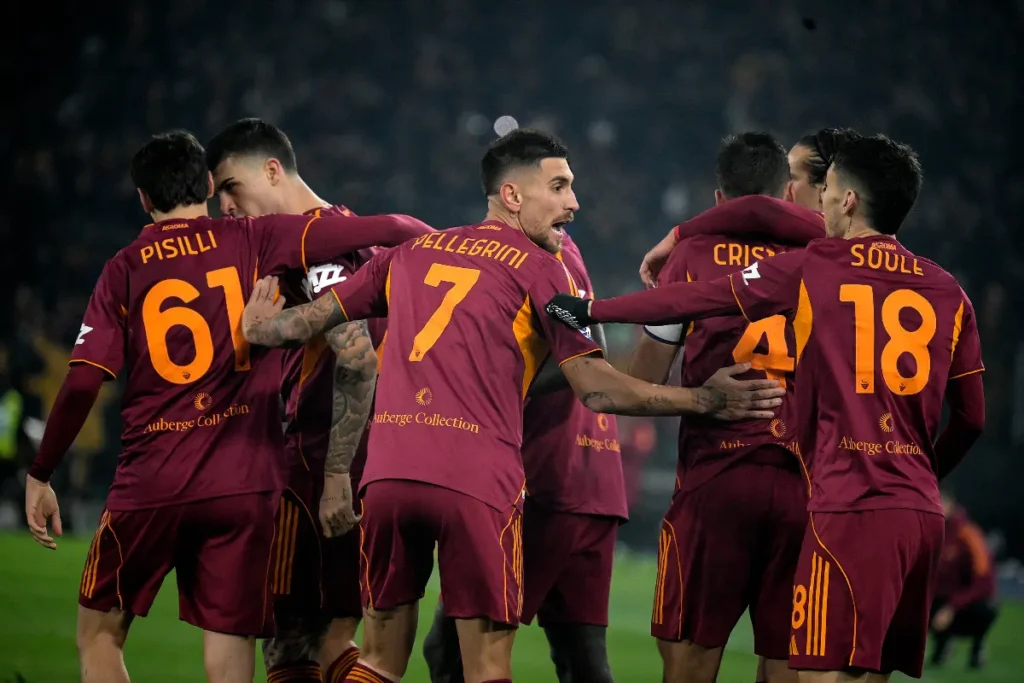 I calciatori della Roma si abbracciano dopo la rete realizzata da Lorenzo Pellegrini contro il Milan