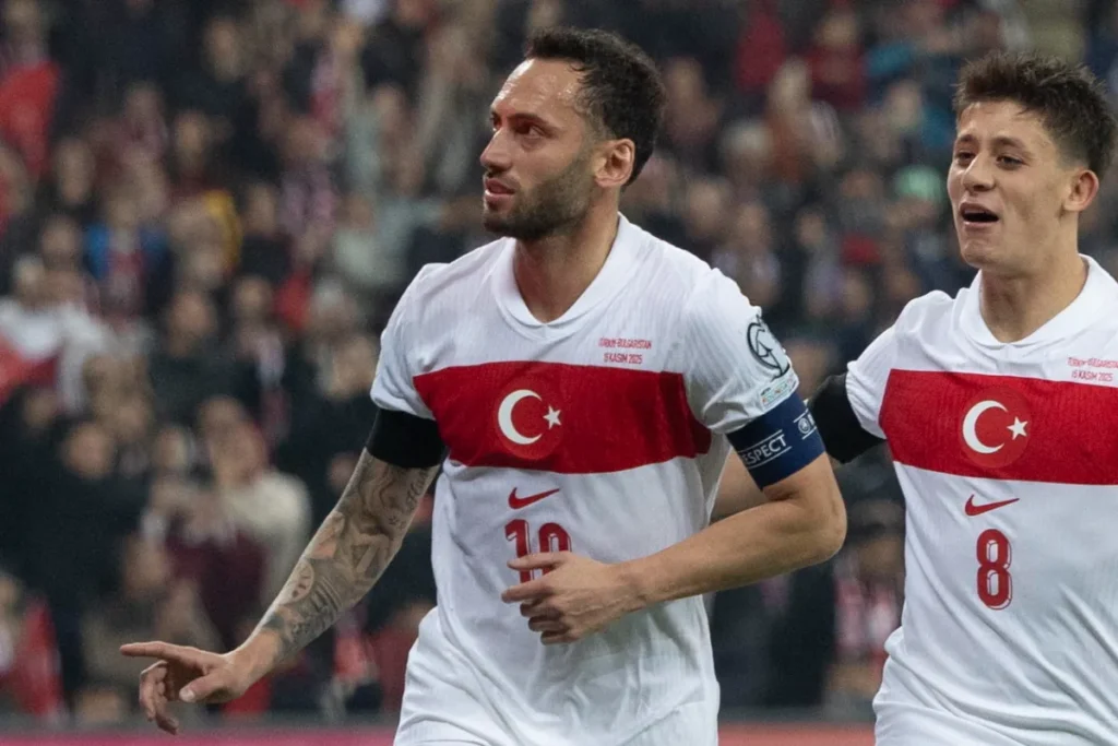 Calhanoglu con la Turchia