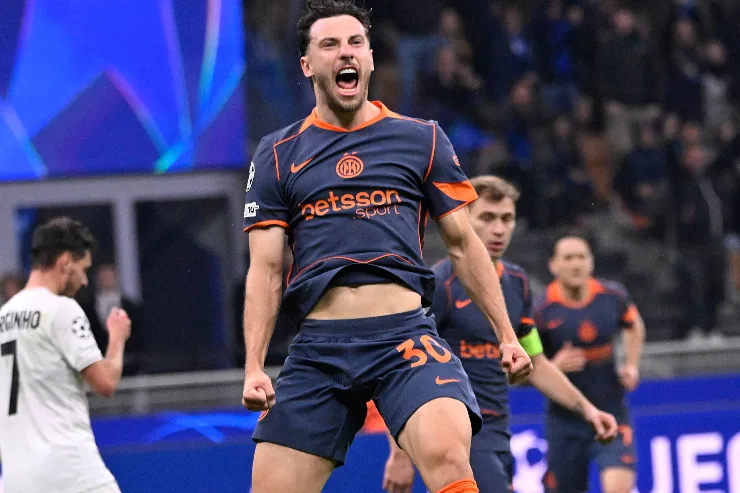 Carlos Augusto in campo con l'Inter.