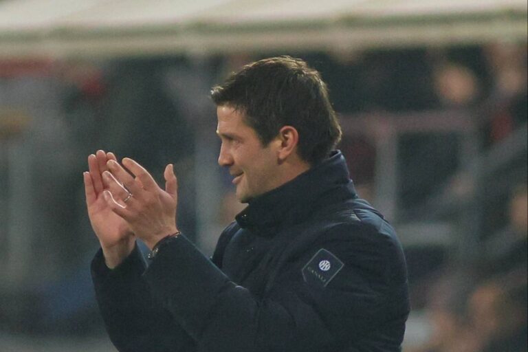 Chivu applaude in panchina con l'Inter