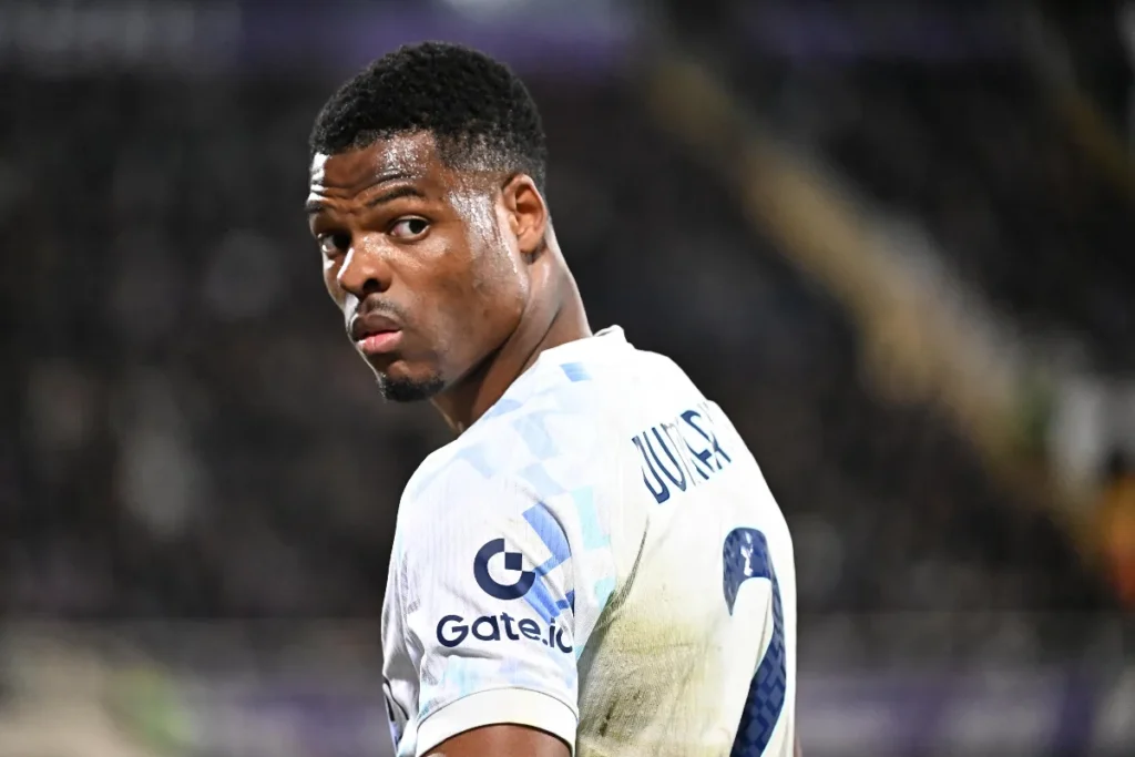 Dumfries in campo con la mglia dell'Inter