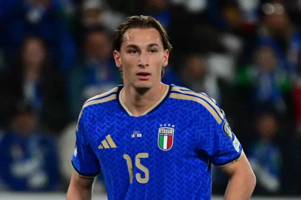 Francesco Pio Esposito con addosso la maglia della Nazionale italiana