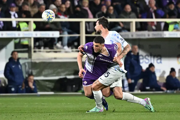 Francesco Acerbi, difensore dell'Inter, e Roberto Piccoli, attaccante della Fiorentina, a duello