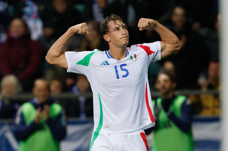Francesco Pio Esposito, attaccante dell'Inter, esulta dopo la rete realizzata con la Nazionale italiana contro l'Estonia