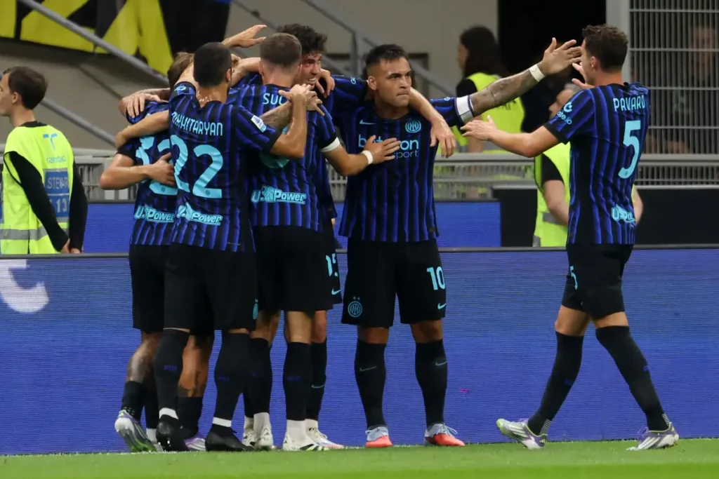 Giocatori dell'inter esultano dopo il gol a Torino