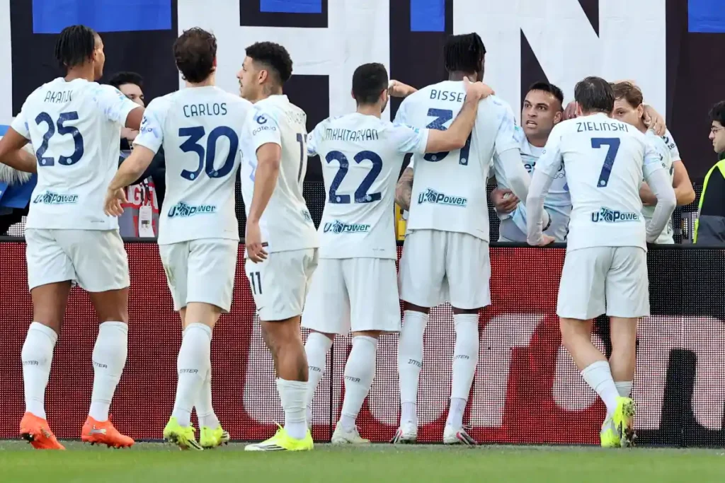 Giocatori dell'Inter esultano dopo il gol