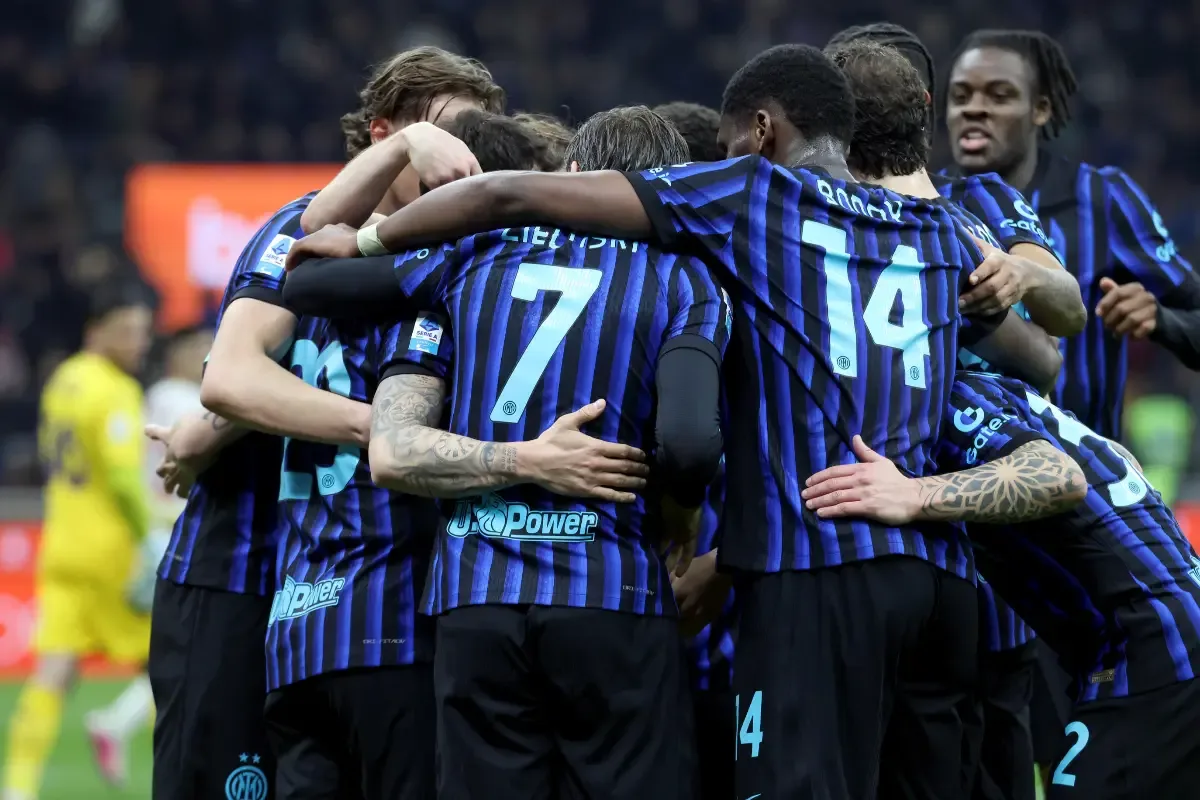Gruppo Inter festeggia il gol