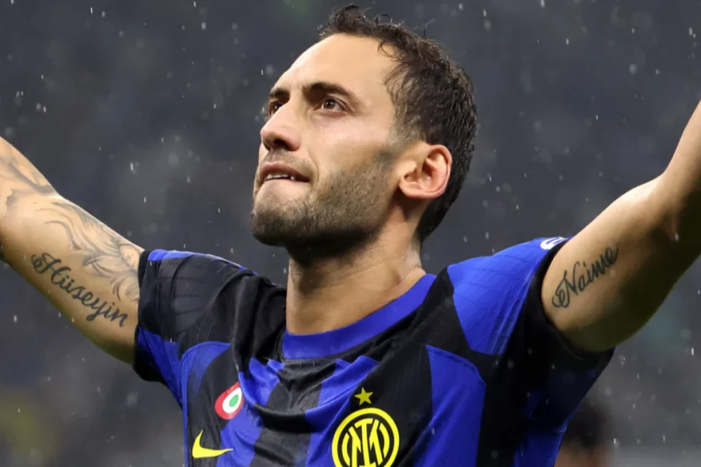 Hakan Calhanoglu esulta in campo