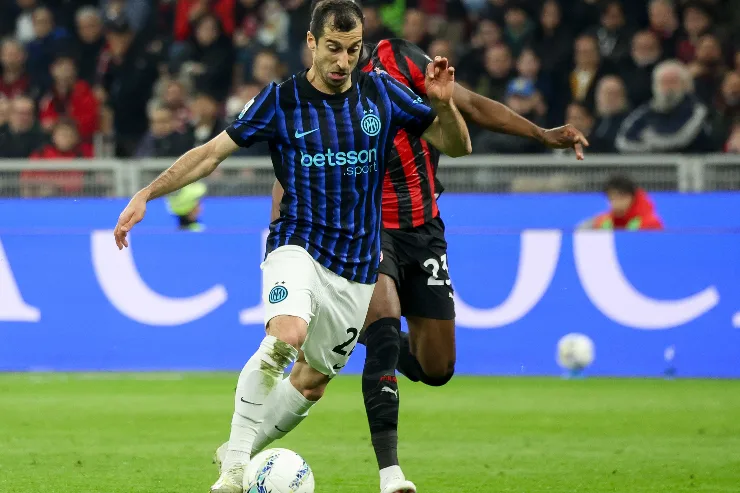 Henrikh Mkhitaryan in campo con l'Inter