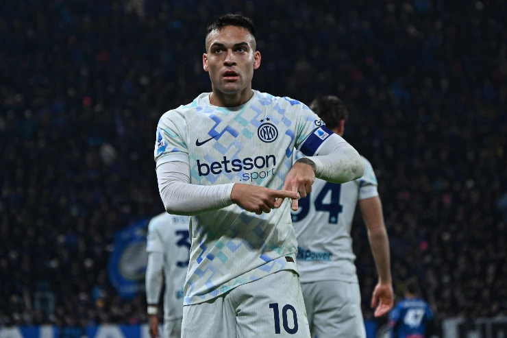 Lautaro Martinez esulta dopo un gol con la maglia dell'Inter