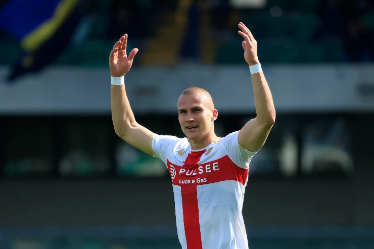 Leo Ostigard, difensore del Genoa, nel corso del match contro il Verona
