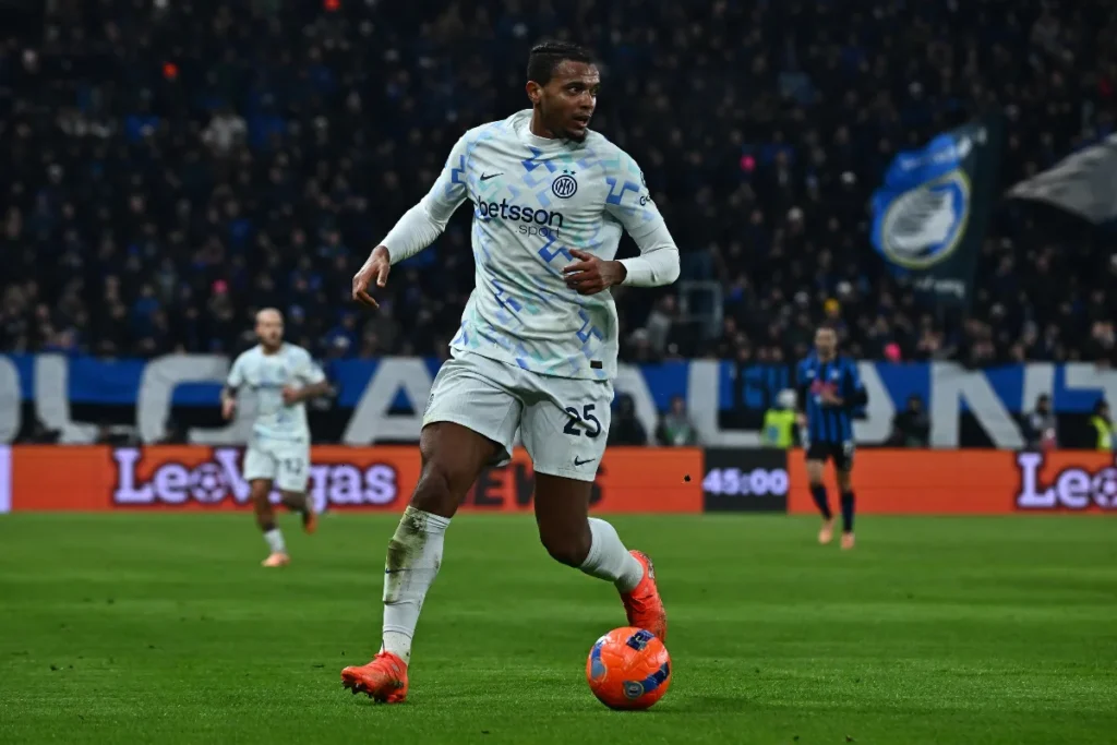 Manuel Akanji, difensore dell'Inter, nel corso del match contro l'Atalanta