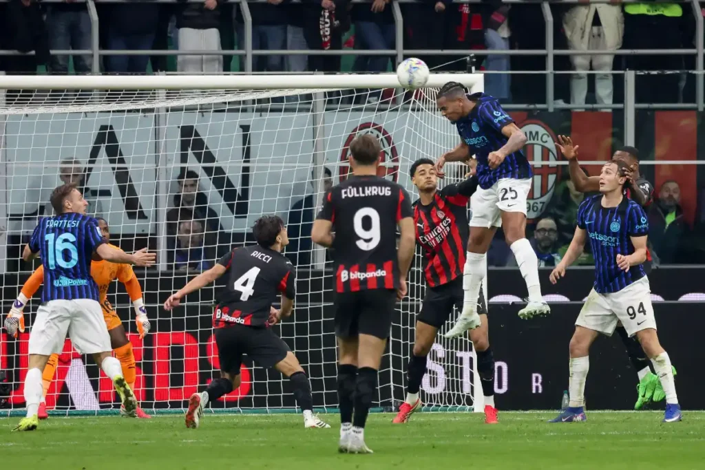 Akanji in azione durante il derby