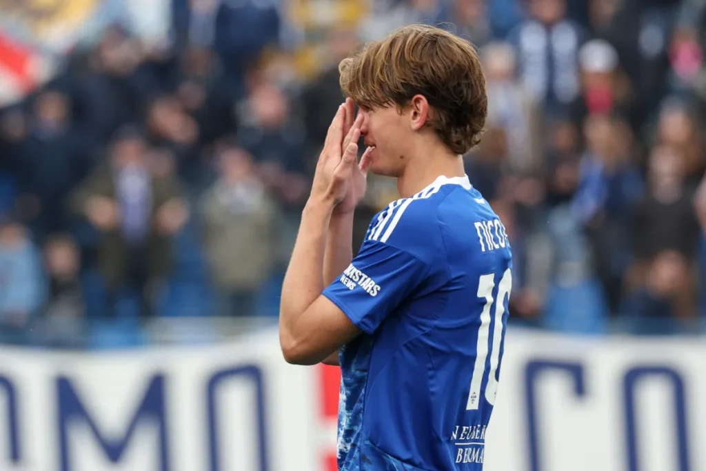 Nico Paz esulta con la maglia del Como