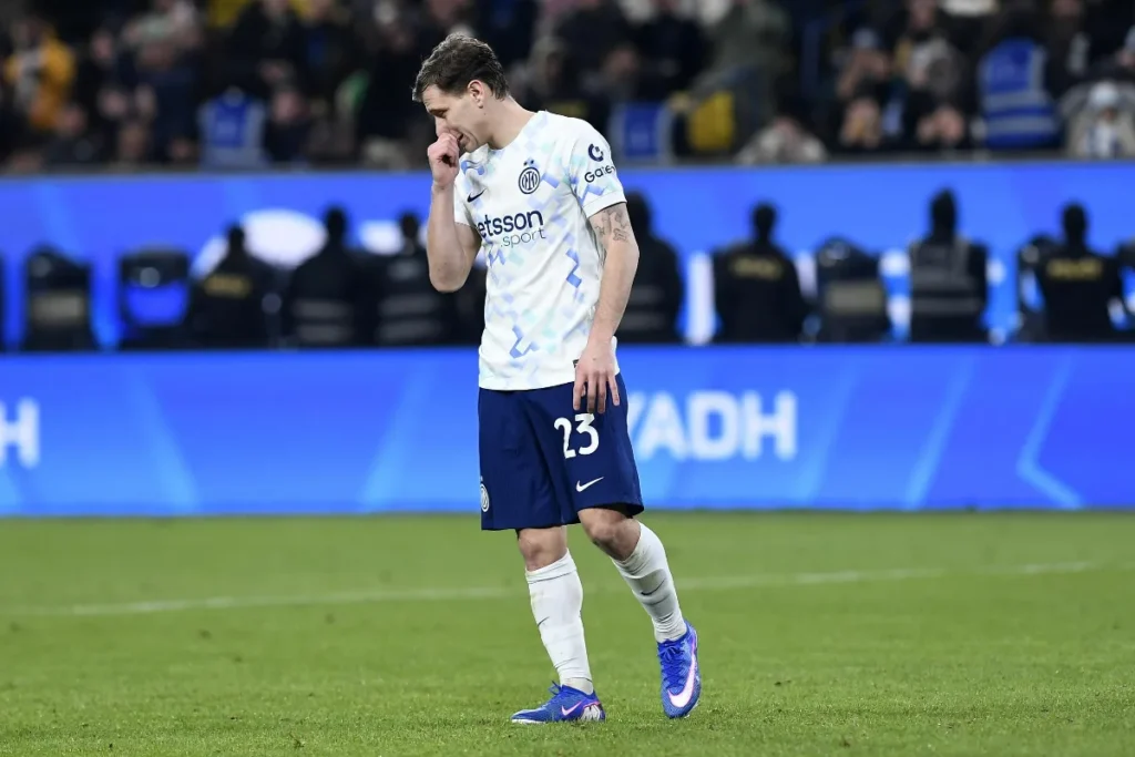 Nicolò Barella, centrocampista dell'Inter, sconsolato dopo il rigore sbagliato in Supercoppa contro il Bologna
