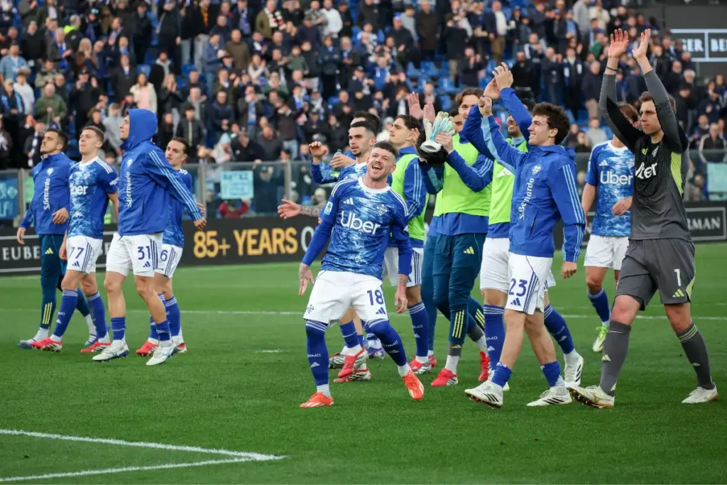 La squadra del Como festeggia la vittoria