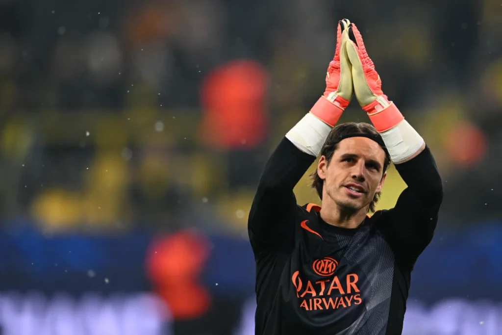 Yann Sommer, portiere dell'Inter, nel corso del riscaldamento prima del match contro il BVB