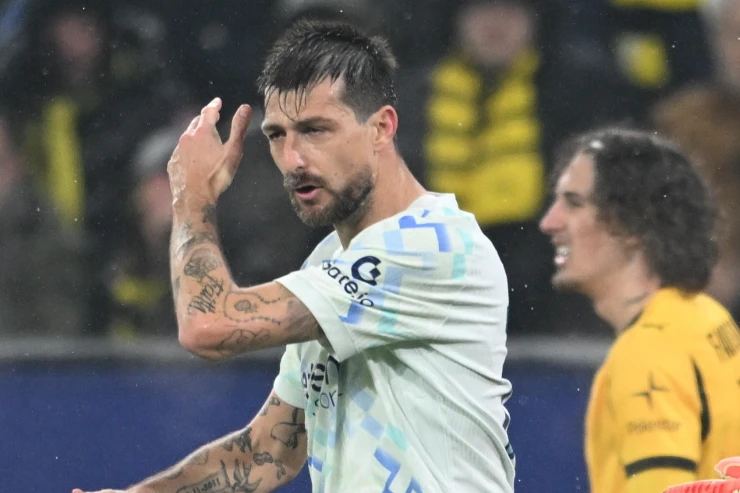 Francesco Acerbi durante una partita dell'Inter, difensore centrale con tatuaggi visibili sulle braccia