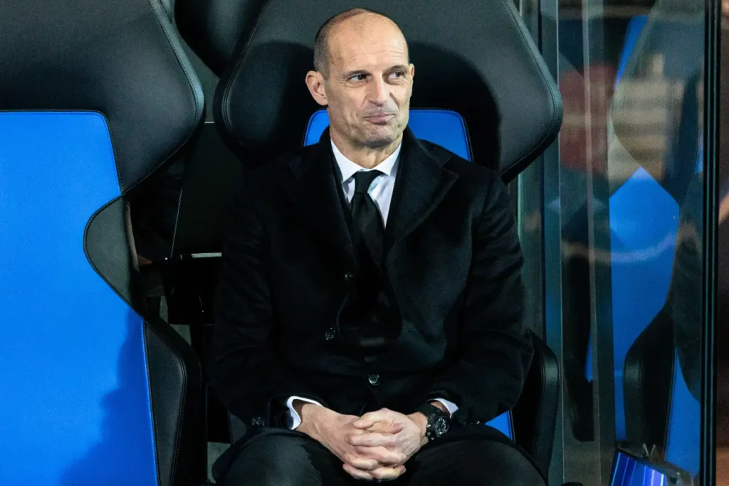 Allegri in panchina con il Milan durante una partita di Serie A