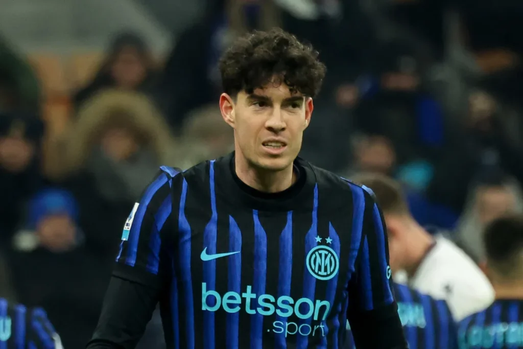 Alessandro Bastoni difensore Inter in maglia nerazzurra durante una partita