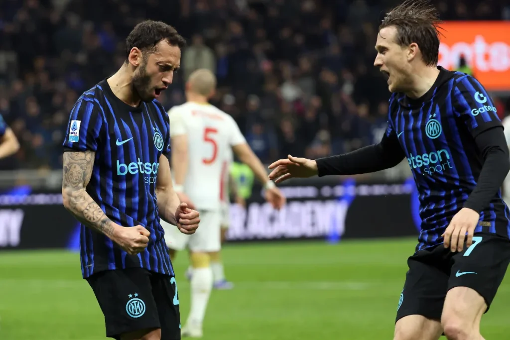 Hakan Calhanoglu e Piotr Zielinski in campo