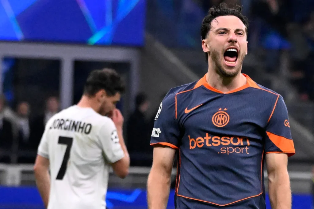 Carlos Augusto in campo con l'Inter.