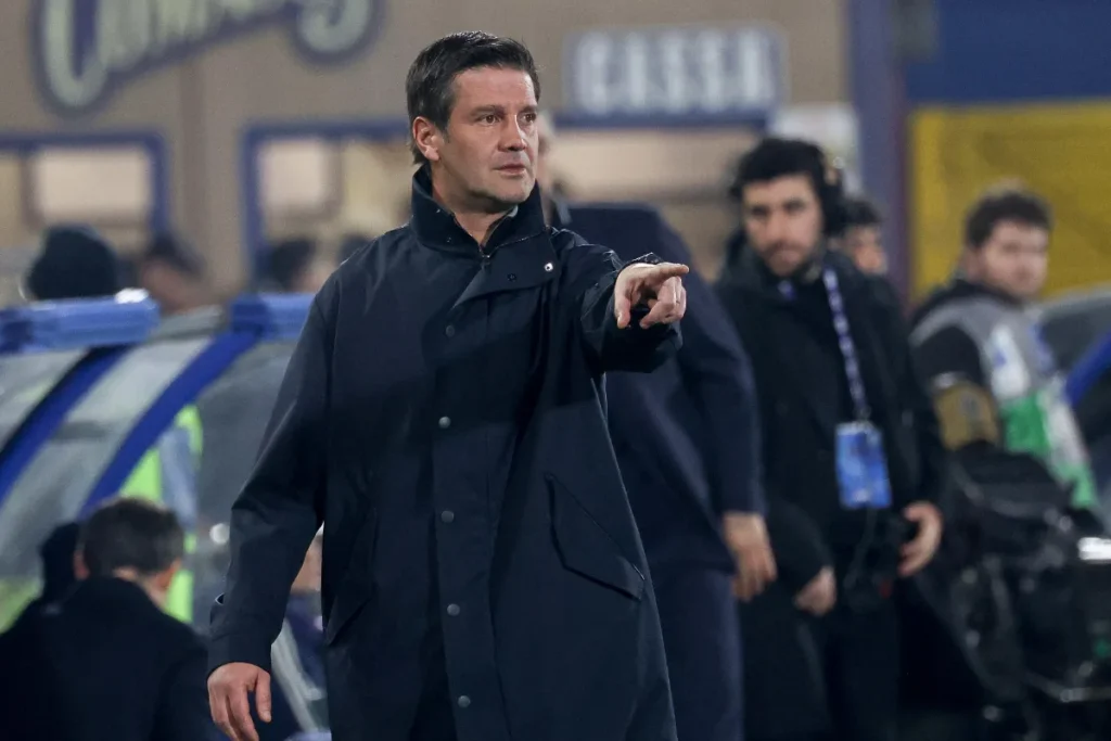 Chivu dà indicazioni durante una partita dell'Inter