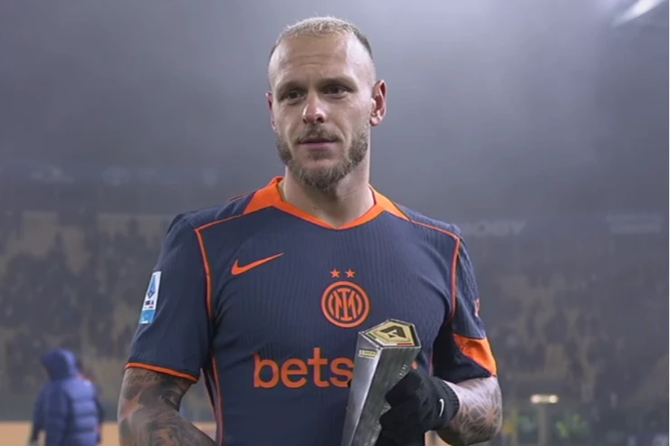 Dimarco posa con il premio MVP dopo una partita dell'Inter
