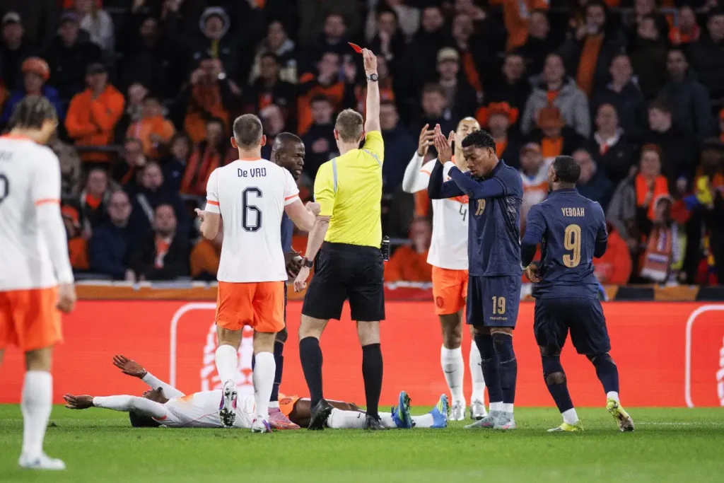 Denzel Dumfries espulso in nazionale