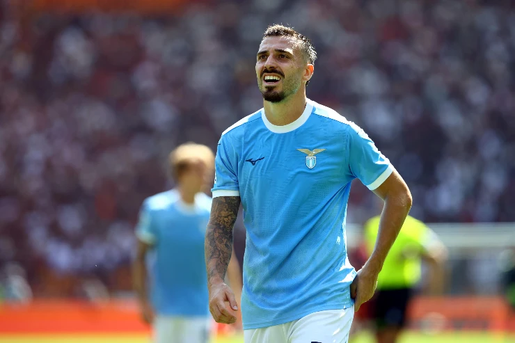 Mario Gila, difensore della Lazio, durante una partita in campo con la maglia azzurra