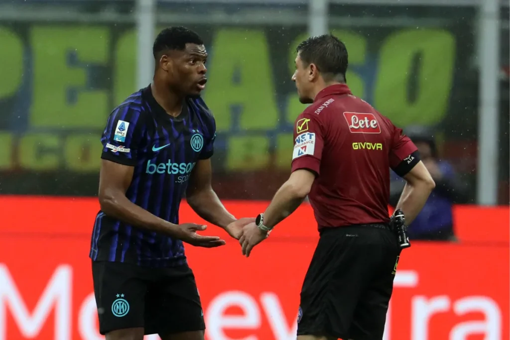 Dumfries a colloquio con l'arbitro in Inter-Atalanta