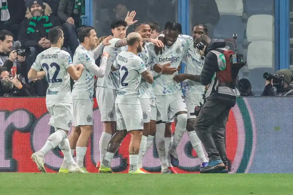 I calciatori dell'Inter esultano dopo un gol