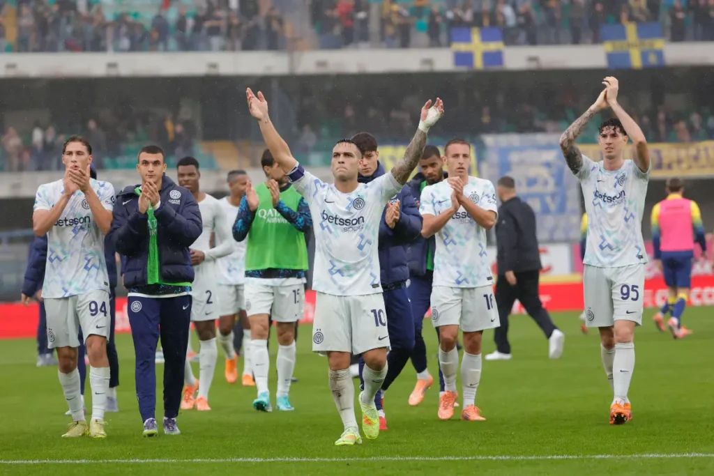 Giocatori dell'Inter applaudono i tifosi al termine della partita, indossando la divisa bianca con sponsor Betsson