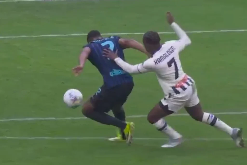 La spinta di Sulemana su Dumfries sul gol dell'Atalanta contro l'Inter