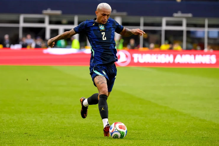 Wesley in azione con la maglia della nazionale brasiliana numero 2 durante un'amichevole internazionale