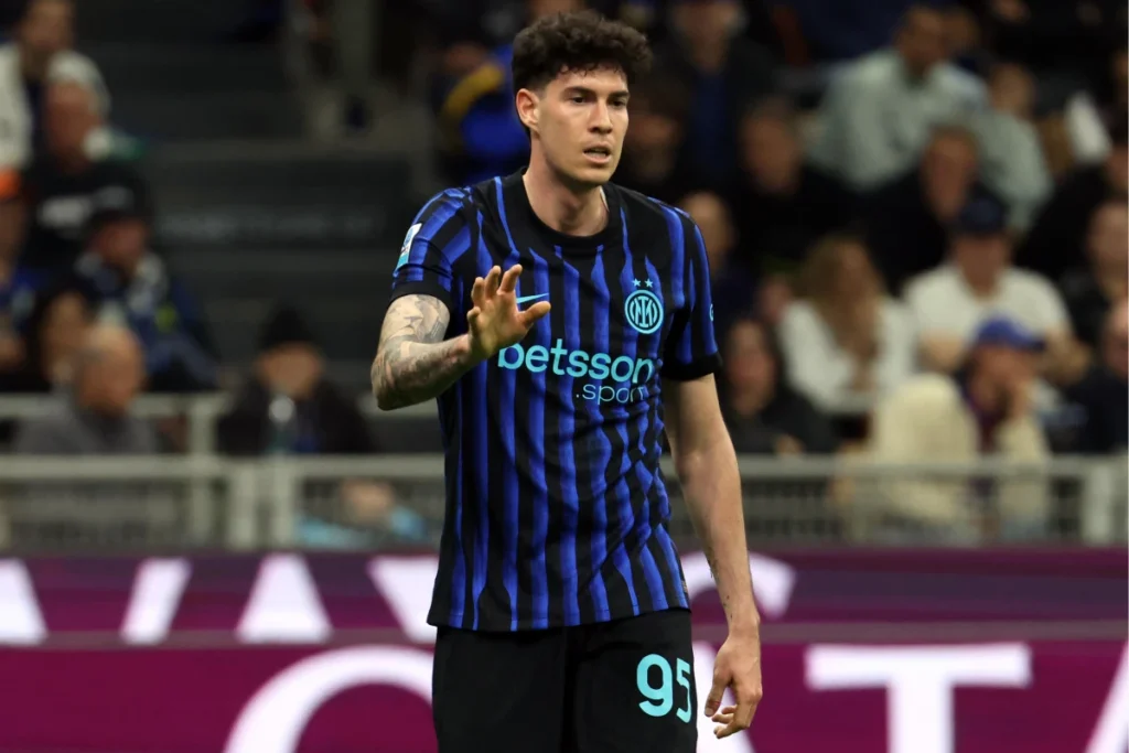 Alessandro Bastoni, difensore dell'Inter, nel corso del match contro la Roma