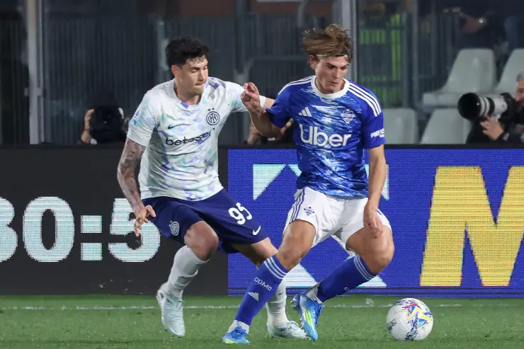 Nico Paz, attaccante del Como, e Alessandro Bastoni, difensore dell'Inter, a duello