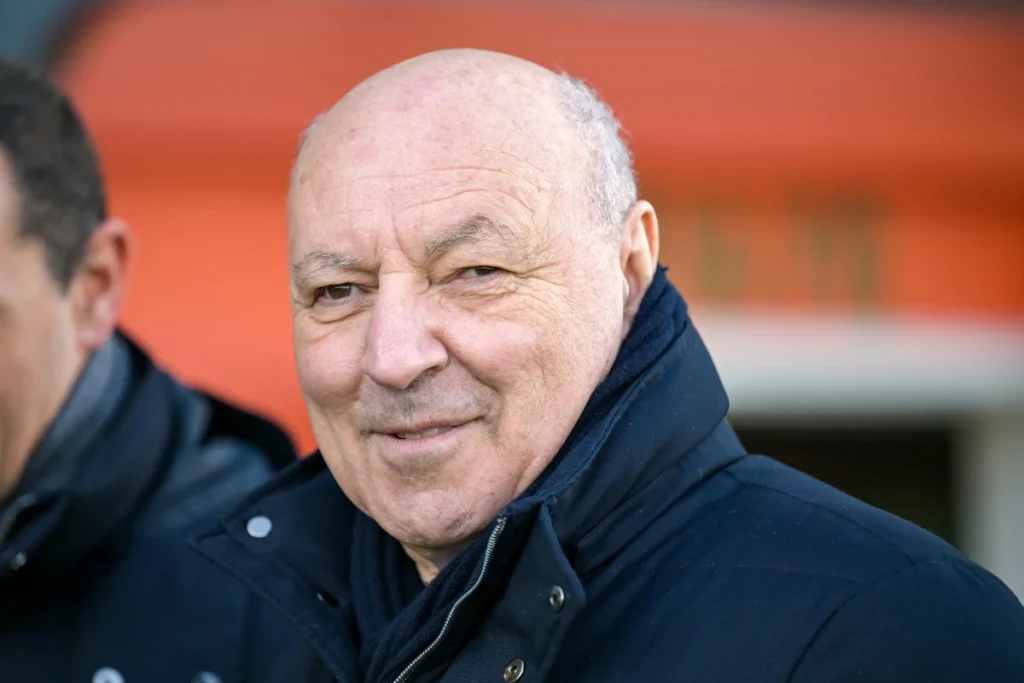 Beppe Marotta, presidente dell'Inter, sorridente in tribuna