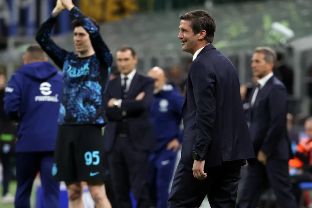 Chivu sorride in panchina durante una partita dell'Inter