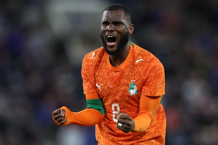 Franck Kessie, centrocampista dell'Al Ahli, nel corso di un match con la nazionale ivoriana