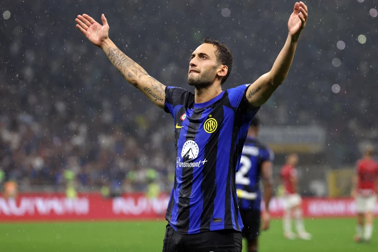 Hakan Calhanoglu in campo con l'Inter per il campionato