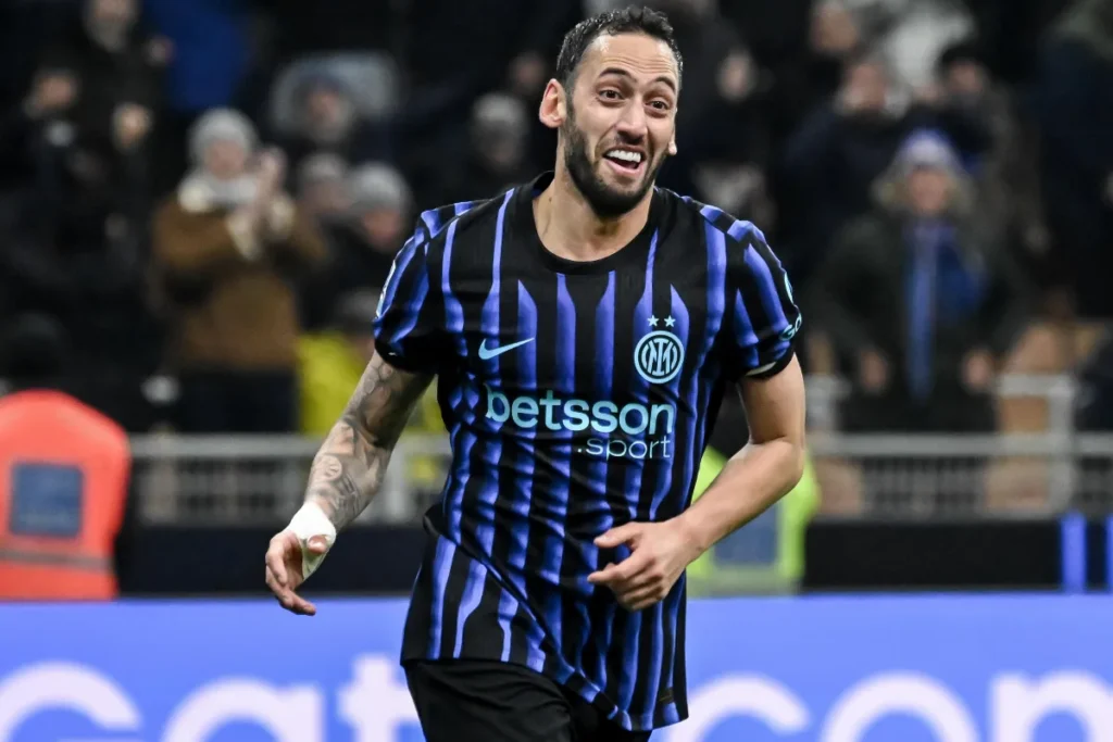 Hakan Calhanoglu in campo con l'Inter per il campionato