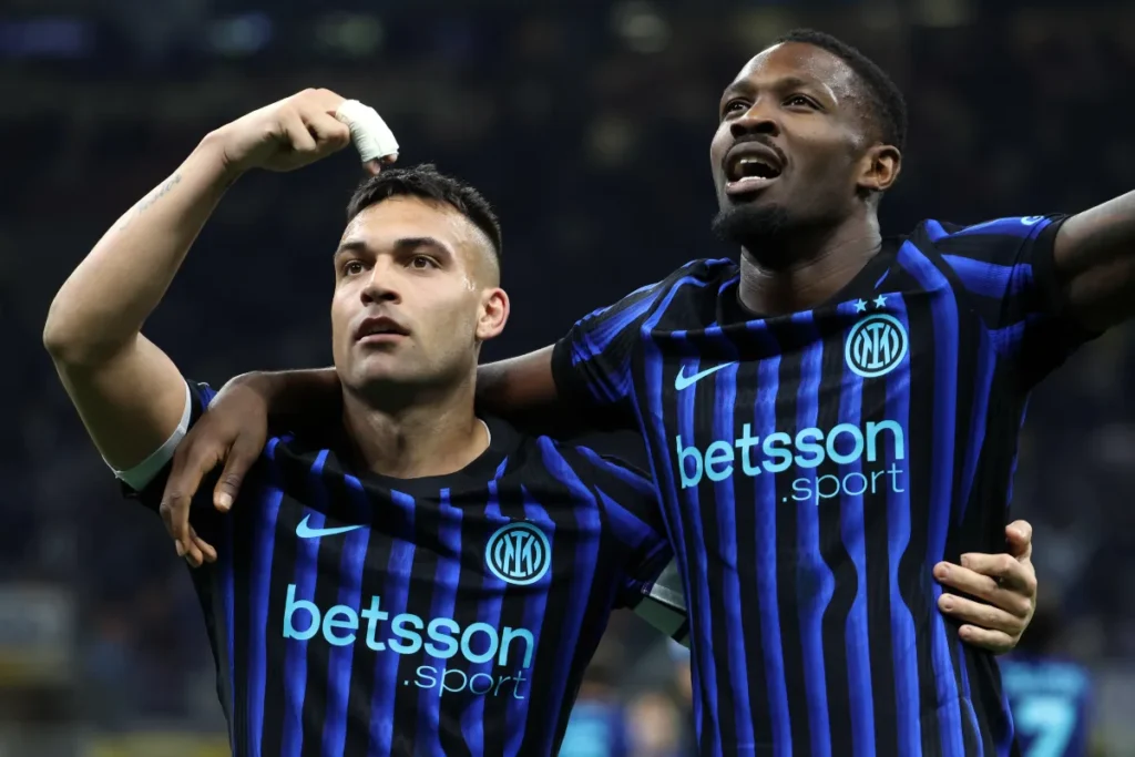 Lautaro e Thuram festeggiano dopo i gol alla Roma