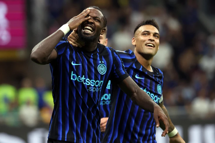 Lautaro Martinez e Marcus Thuram, attaccanti dell'Inter, esultano dopo la rete realizzata contro il Torino