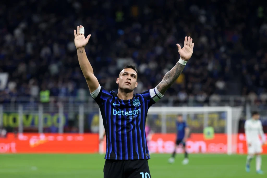 Lautaro Martinez, attaccante dell'Inter, esulta dopo la rete realizzata contro la Roma
