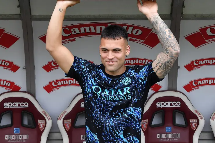 Lautaro Martinez, attaccante dell'Inter, in panchina nel corso del match contro il Torino