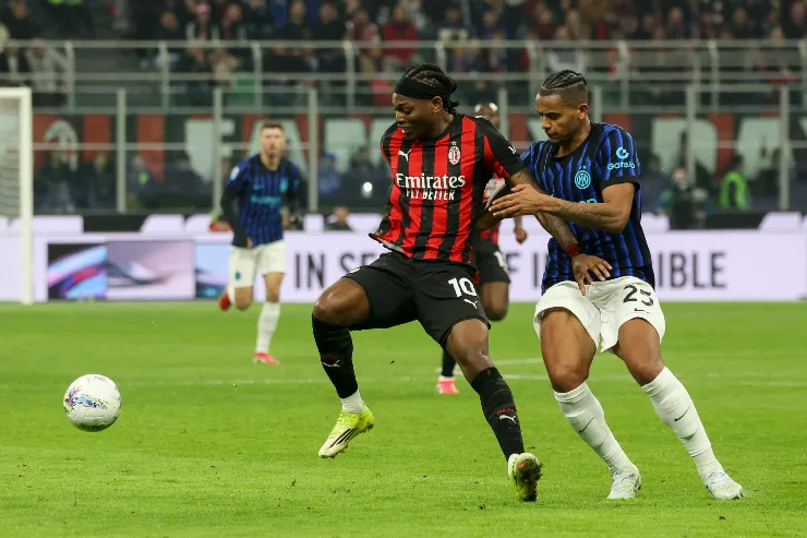Manuel Akanji, difensore dell'Inter, a duello con Rafael Leao, attaccante del Milan